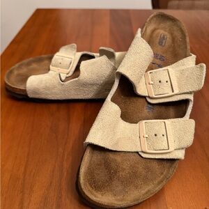 Birkenstock Arizona Soft Footbed Suede sandals. Size 40. Sand color.